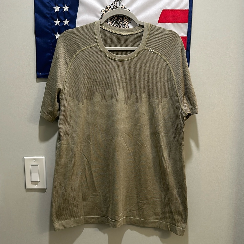 Lululemon Men’s Metal vent T-shirt - Size Large